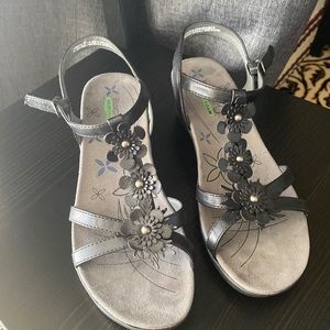 BRAND NEW!!! Women’s Baretraps wedge sandals. Never worn. Size 9